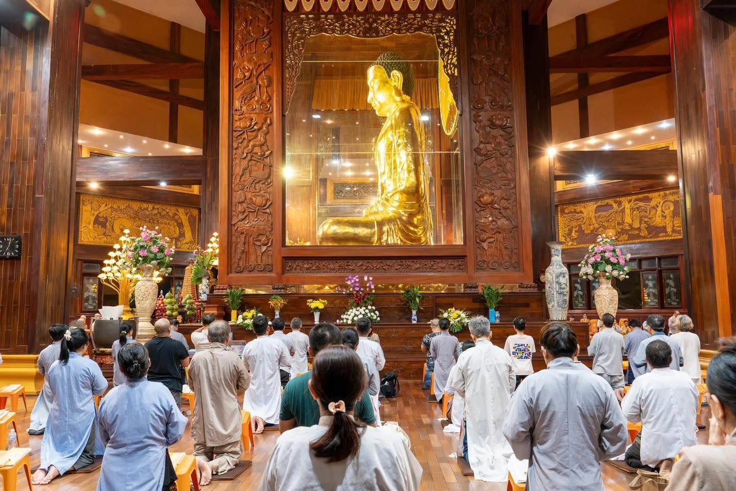 Dâng hương cúng Phật